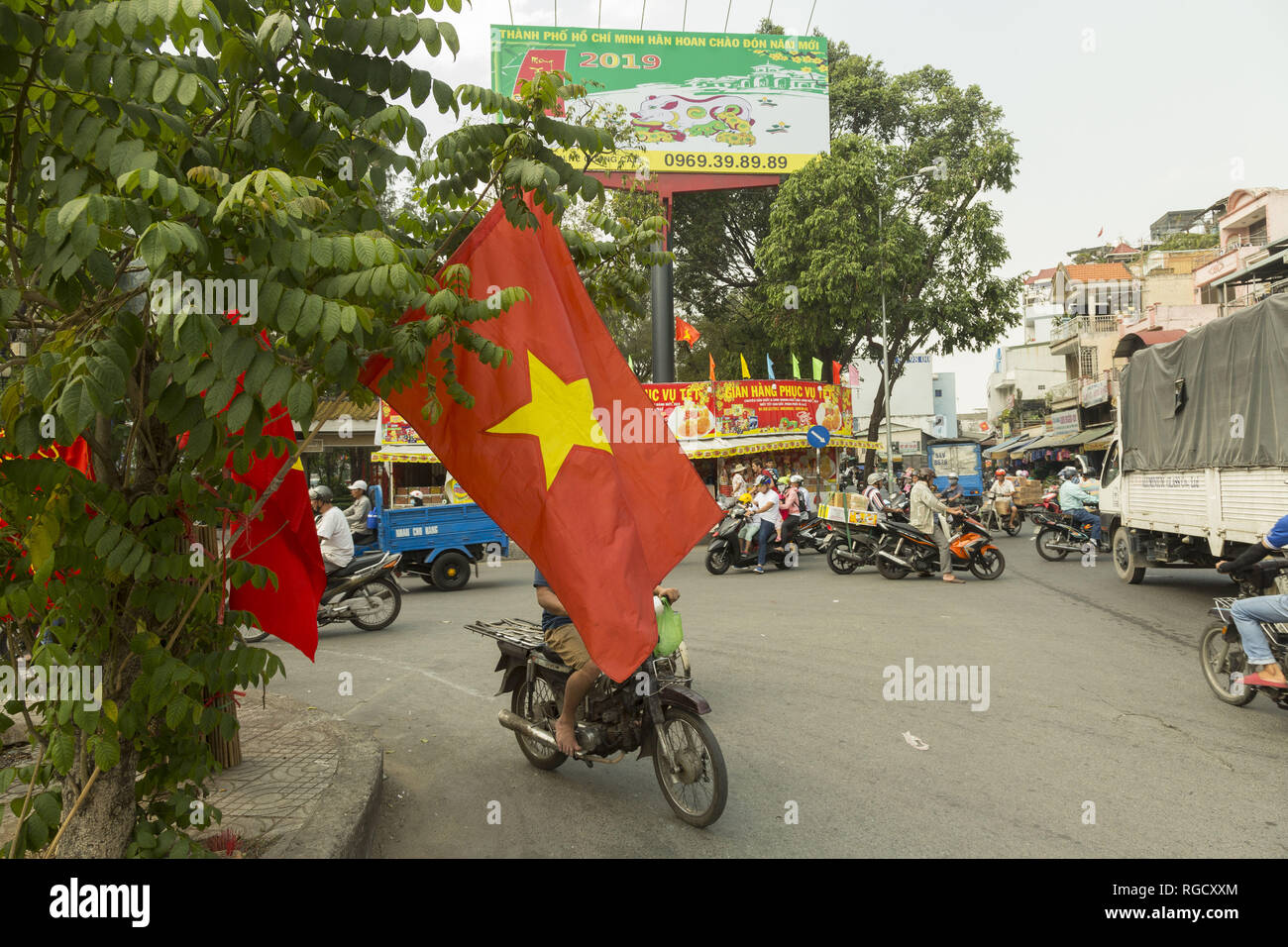 Vietnam Flagge auf der Straße Ho Chi Minh City in Vietnam. Stockfoto
