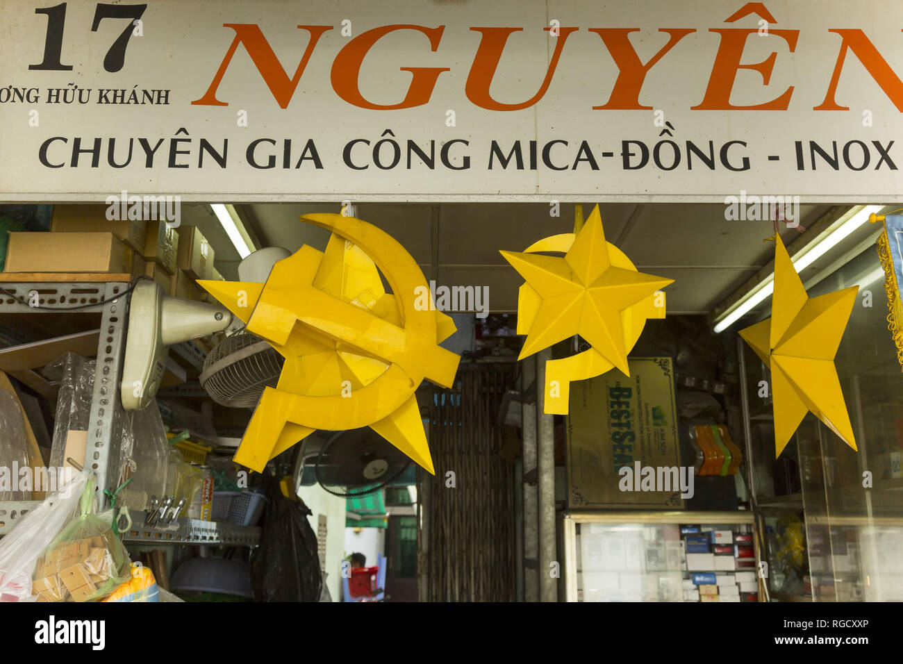 Kommunistische Symbole im Shop in Ho Chi Minh, Vietnam Stockfoto