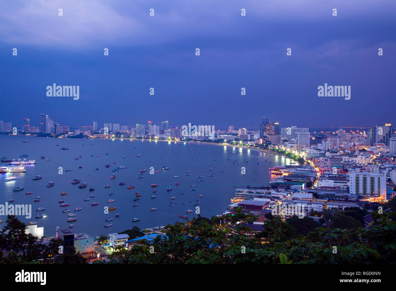 Anzeigen von Pattaya City Skyline und das Stadtbild von Pattaya (Khao Pattaya View Point) auf Pratumnak Hügel bei Dämmerung in Pattaya, Chonburi, Thailand. Stockfoto