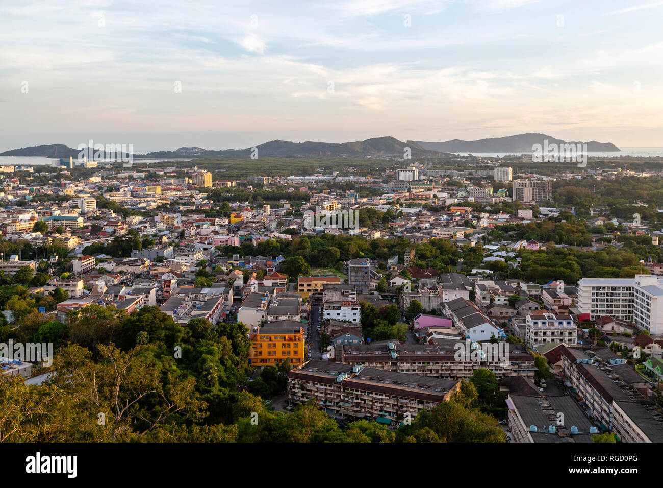 Blick auf die Stadt Phuket bei Sonnenuntergang Dämmerung aus der Sicht im Khao Rang Hill auf der Insel Phuket, Thailand. Stockfoto