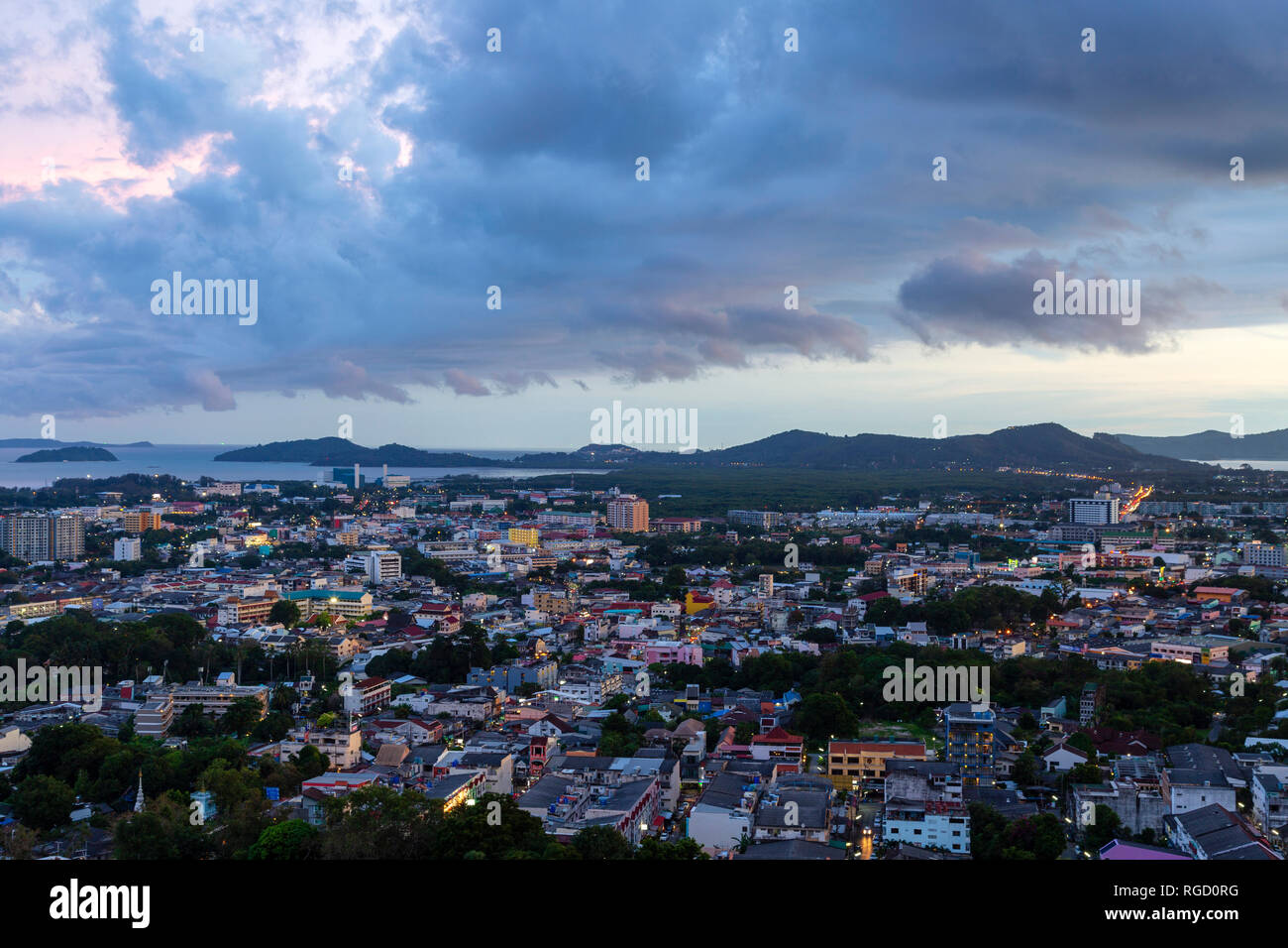 Blick auf die Stadt Phuket bei Sonnenuntergang Dämmerung aus der Sicht im Khao Rang Hill auf der Insel Phuket, Thailand. Stockfoto