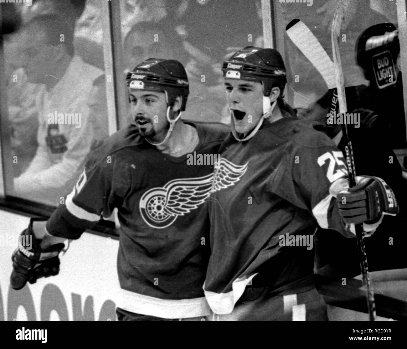 Detroit Red Wings #20 Martin Lapointe (links) und #25 Darren McCarty feiern die roten Flügel viertes Ziel auf die Boston Bruins im Spiel Action im Fleet Center in Boston, Ma USA Nov. 2, 1995 Foto von Bill belknap Stockfoto