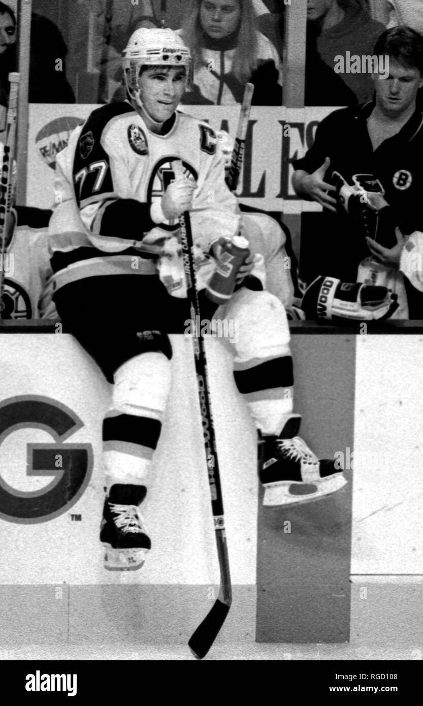 Boston Bruins Ray Bourque während einer Pause in der Aktion gegen die Detroit Red Wings im Boston Garden in Boston, Ma USA Nov. 2 ,1995 Foto von Bill belknap Stockfoto