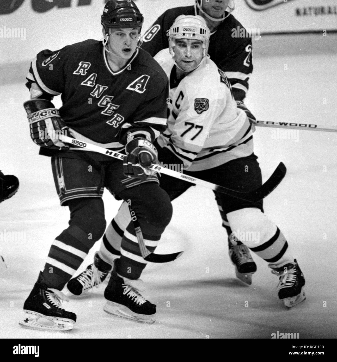 New York Rangers #9 Adam Graves von der Boston Bruins Ray Bourque im Spiel Action angespannt im Fleet Center in Boston, Ma USA Jan. 1996 Foto wird von Bill belknap Stockfoto