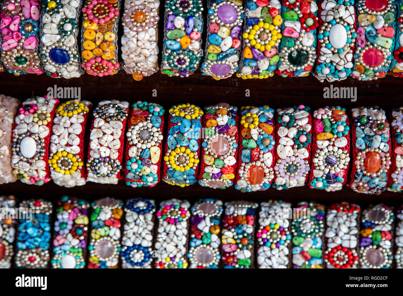 Eine Anordnung von handgemachten Schmuck bei Chatuchak Weekend Market in Bangkok, Thailand. Schmuck oder Schmuck besteht aus kleinen dekorativen Elementen getragen Stockfoto