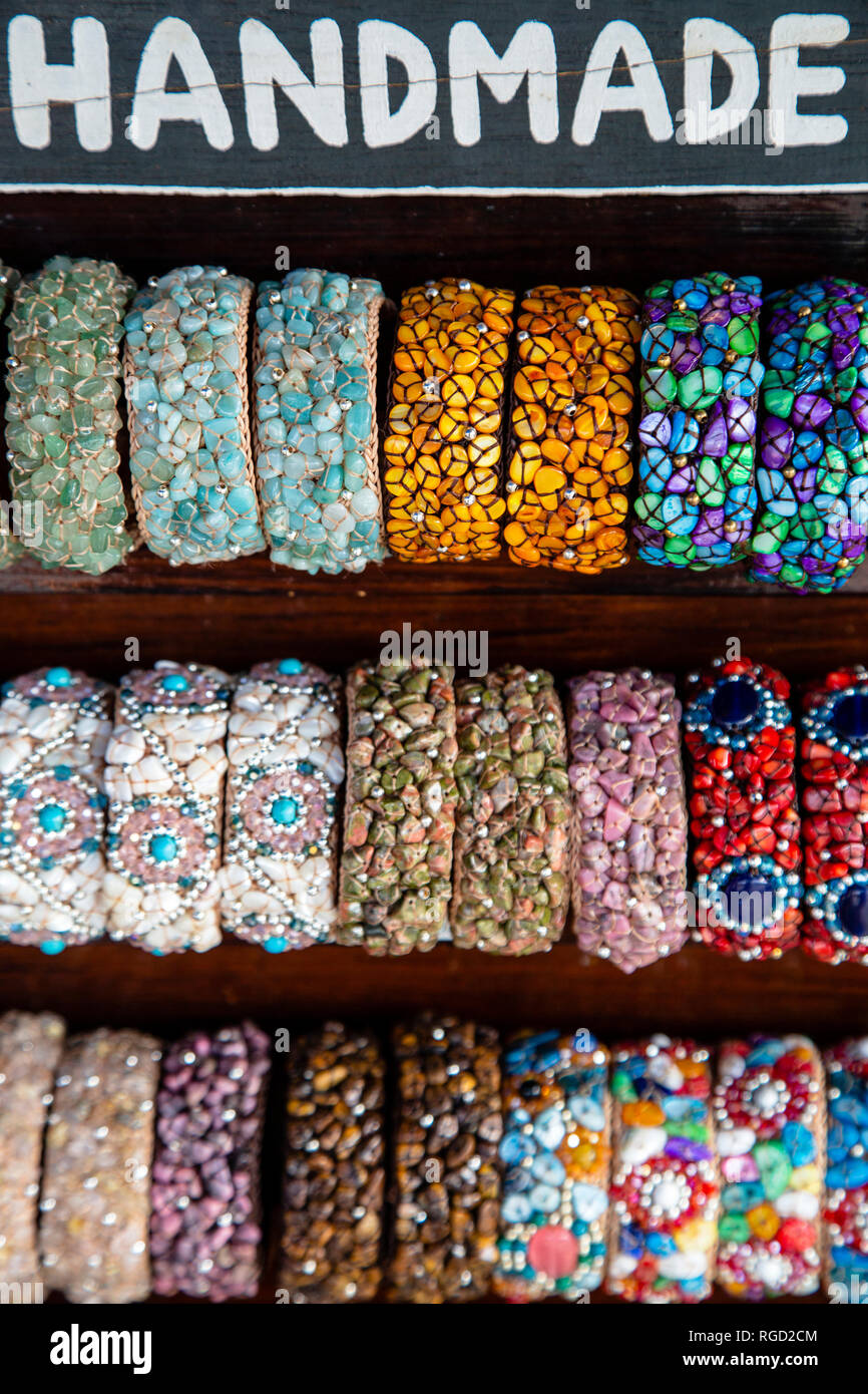 Eine Anordnung von handgemachten Schmuck bei Chatuchak Weekend Market in  Bangkok, Thailand. Schmuck oder Schmuck besteht aus kleinen dekorativen  Elementen getragen Stockfotografie - Alamy