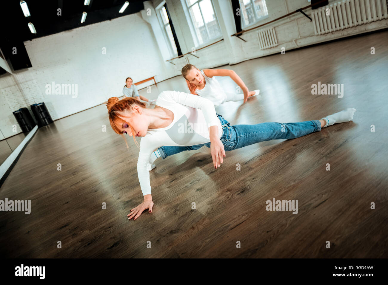 Professionelle Ballett Lehrerin und ihrem Schüler tun, komplizierte Bewegungen tanzen Stockfoto