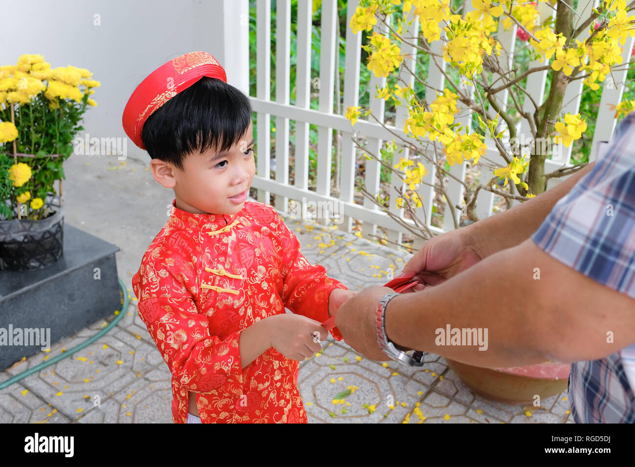 Großvater und Enkel glücklich Geld am ersten Tag der vietnamesischen Neujahrsfest Tet Stockfoto