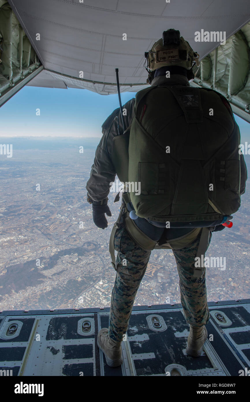 Ein US-Marine mit 3 Reconnaissance Bataillon, 3rd Marine Division steht am Rande des Cargo Rampe vor der Durchführung den freien Fall Fallschirm Ausbildung während Yokota Fallschirm Operations bei Yokota Air Base, Japan, Jan. 17, 2019. Die Yokota Fallschirm Bedienung entworfen wird, die Marines die Gelegenheit, ihre Fähigkeiten mit statischen und freien Fall Fallschirmspringen zu verfeinern, zu ermöglichen. (U.S. Marine Corps Foto von Sgt. Timothy Valero) Stockfoto