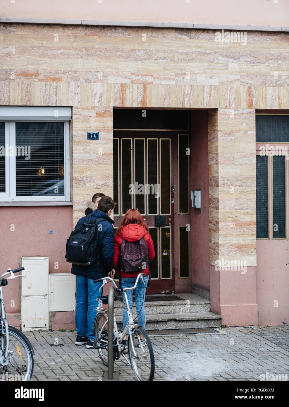 Straßburg, Frankreich - Dec 14, 2018: Junge Kinder in der Nähe von 74 Rue de Lazareth der Ort, an dem ein Tag vor cherif Chekatt islamischen Staat Straßburg Terrorist von der Polizei getötet worden war. Stockfoto