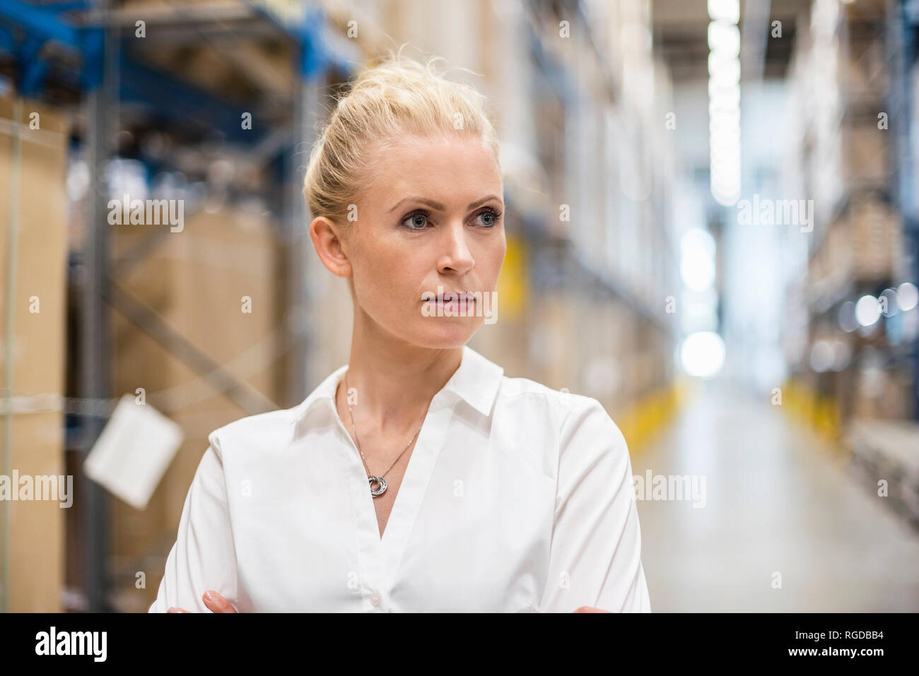 Portrait von selbstbewusste Frau in der Fabrik storehouse Stockfoto