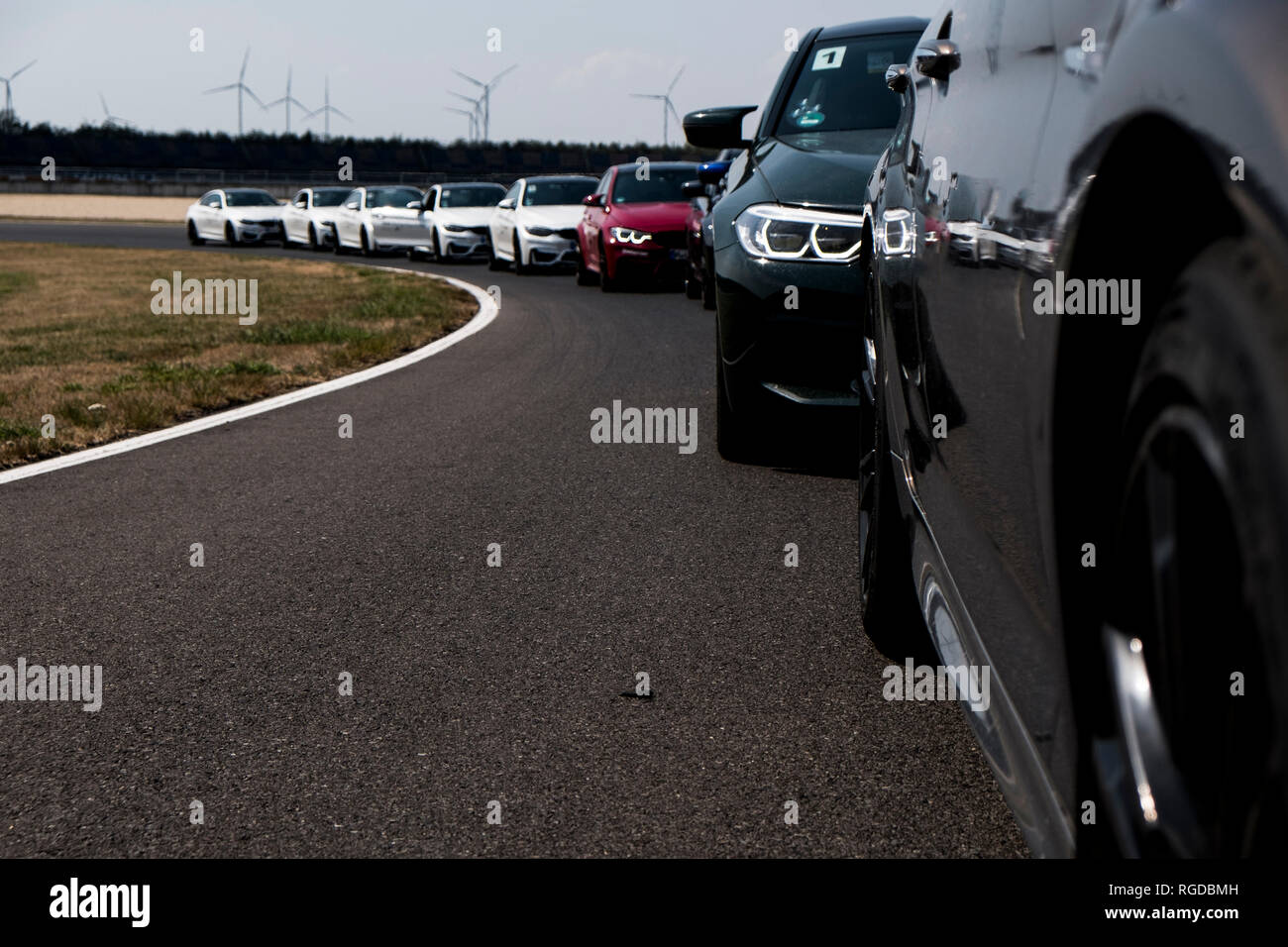 Autos in einer Reihe auf Rennstrecke Stockfoto