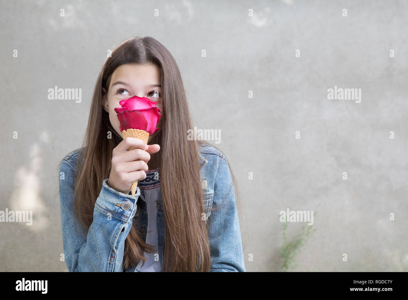 Mädchen duftende rosa Rose Blüte in Eis mit Stockfoto