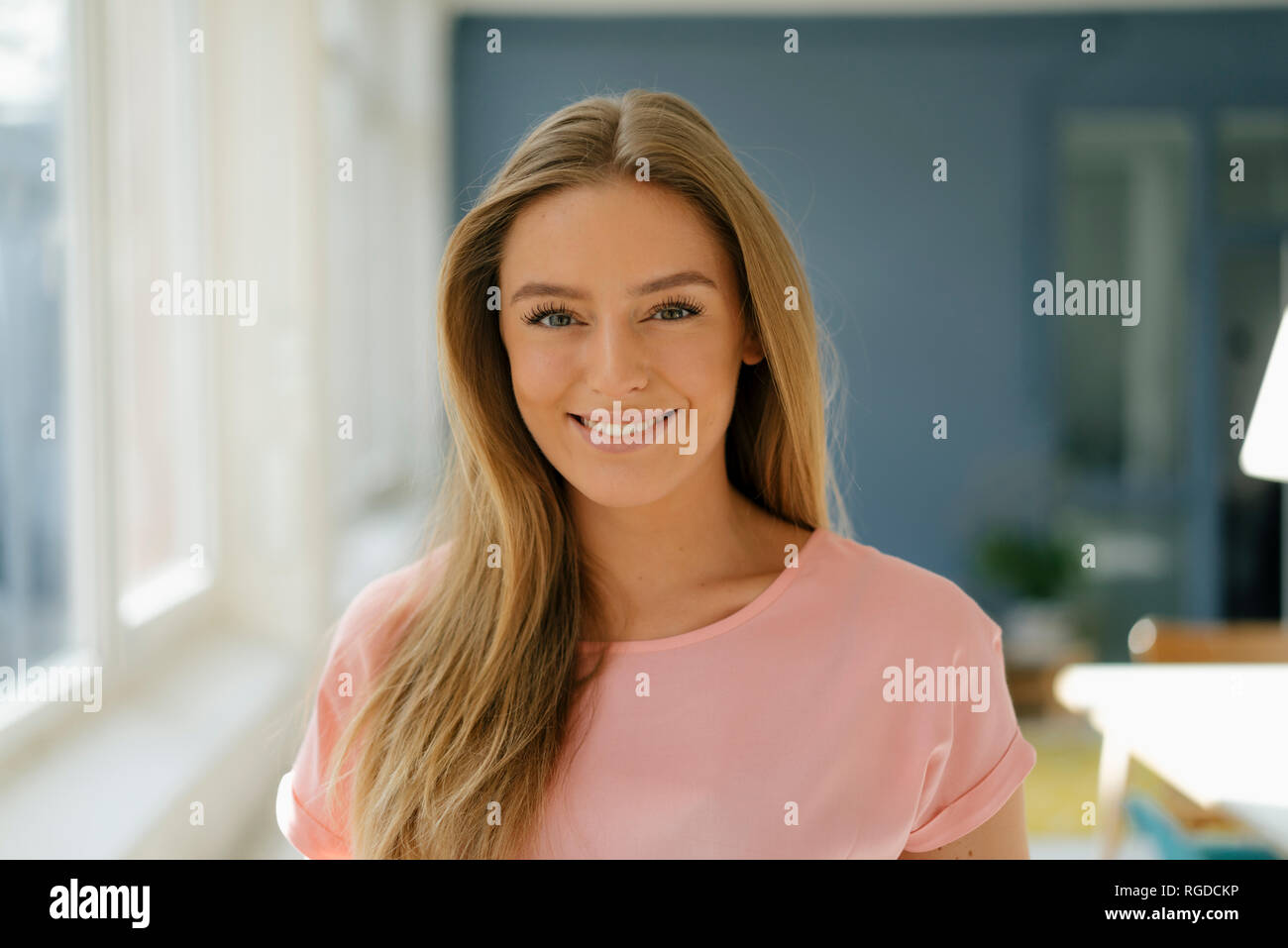 Porträt der lächelnde junge Frau zu Hause Stockfoto