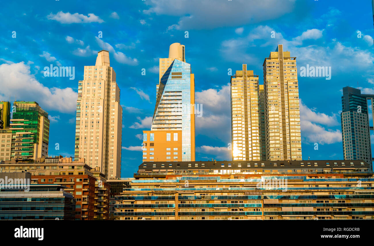 Argentinien, Buenos Aires, mit Blick auf die Moderne Architektur in der Nachbarschaft von Puerto Madero Stockfoto