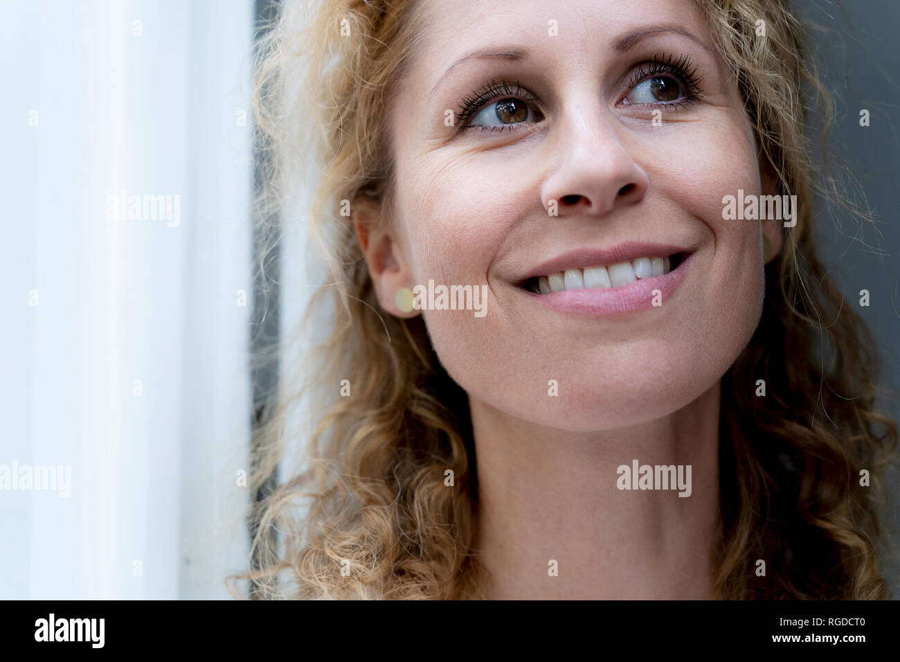 Porträt der lächelnde Frau mit braunen Augen Stockfoto