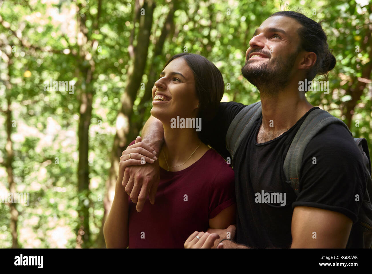 Spanien, Kanarische Inseln, La Palma, glückliches Paar stehend in einem Wald suchen Stockfoto