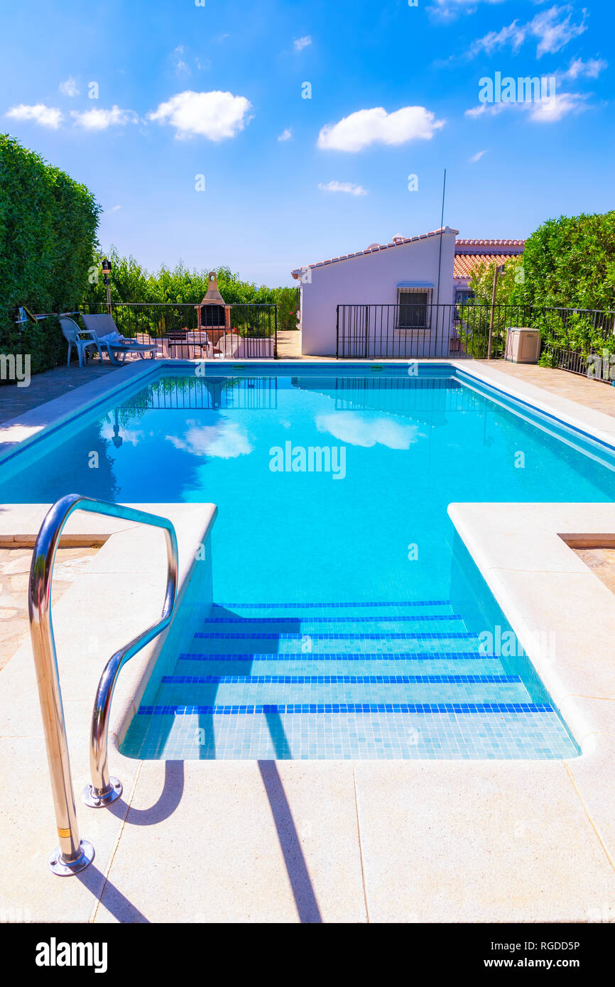 Spanien, Andalusien, Málaga, Mondrón, Schwimmbad Stockfoto