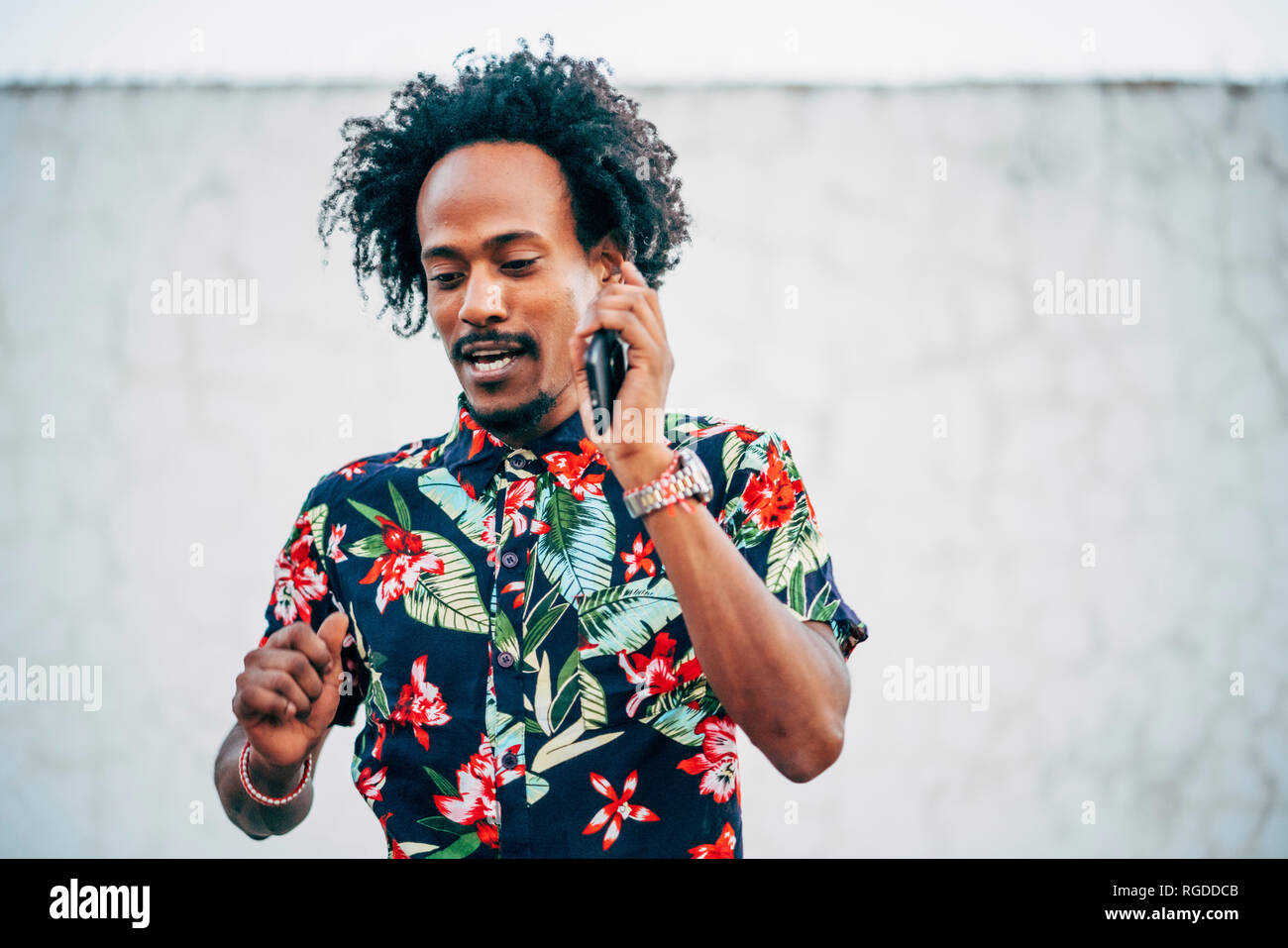 Porträt der Mann am Telefon tragen Shirt mit floralem Design Stockfoto