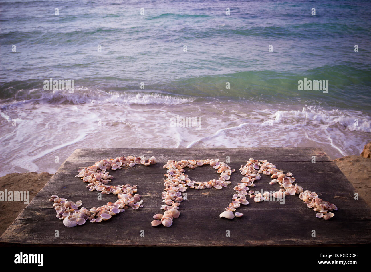 Das Wort Pa'mit Muscheln auf Boardwalk geschrieben Stockfoto
