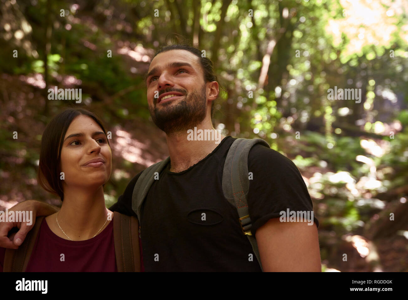 Spanien, Kanarische Inseln, La Palma, lächelndes Paar in einem Wald um suchen Stockfoto