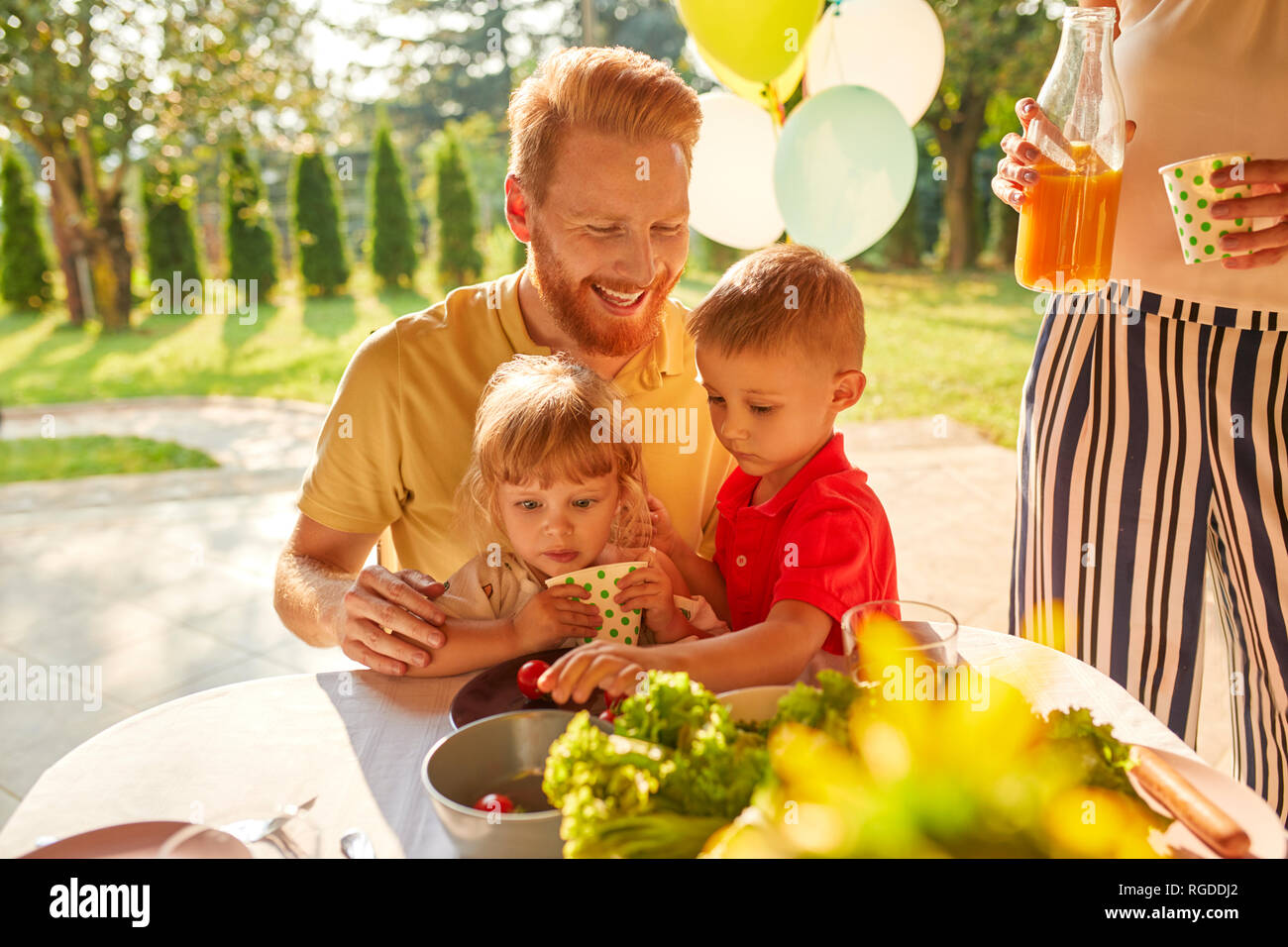 Happy Family in a Garden Party Stockfoto