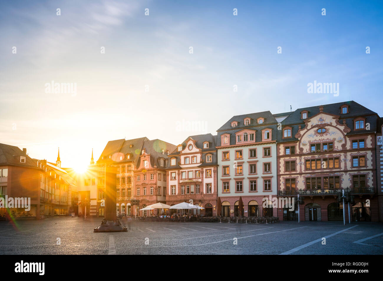 Deutschland, Rheinland-Pfalz, Mainz, Altstadt, Kathedrale Platz gegen die Sonne Stockfoto