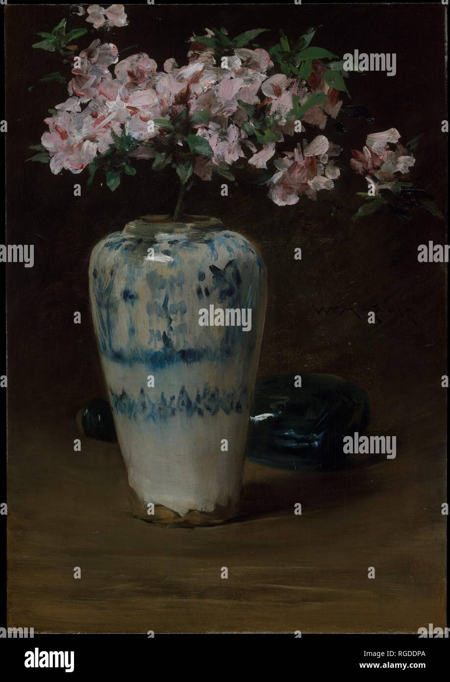 Rosa Azalee - chinesische Vase. Künstler: William Merritt Chase (Amerikanische, Williamsburg, Indiana 1849-1916 New York). Abmessungen: 23 1/2 x 16 9/16 in. (59,7 x 42,1 cm). Datum: 1880-90 (?). Obwohl Chase ausgeführt über 120 Stillleben, nur zehn auf Blumen. Jedoch Blumenvasen gelegentlich erscheinen in seinem Inneren Szenen und in seinen Porträts. In dieser Leinwand eine Azalee Strauch ist in einem chinesischen Porzellan Vase, die vermutlich als einer Pflanzmaschine verwendet wird dargestellt. Chase war ein eifriger Sammler von bric-à-brac, darunter asiatische Artefakte. Die asymmetrische Komposition dieser Malerei Hinweis Stockfoto