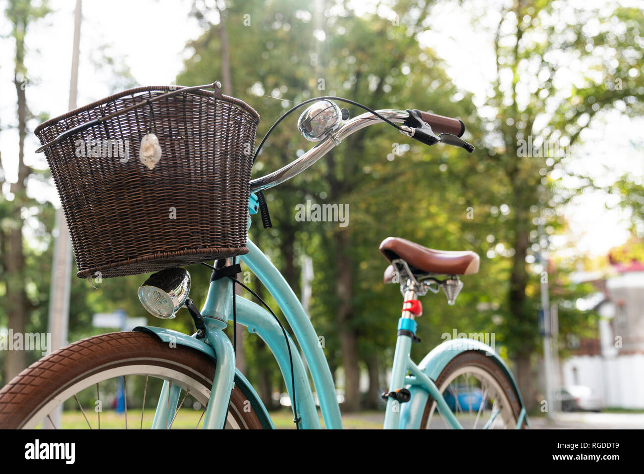 Fahrrad mit Korb im Freien Stockfoto