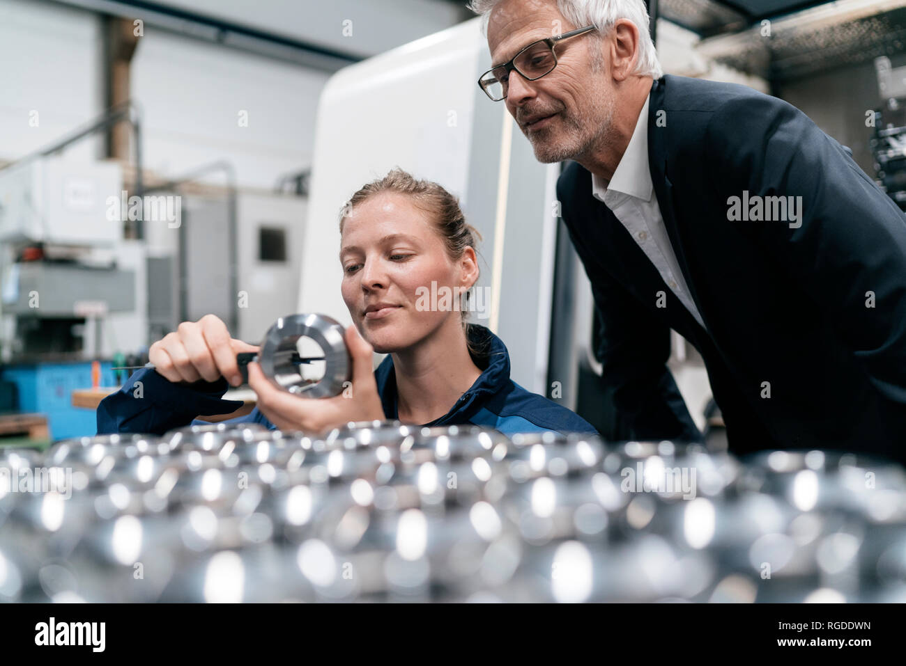 Manager und Facharbeiter in einem High-Tech-Unternehmen, Teile der Maschine überprüfen Stockfoto