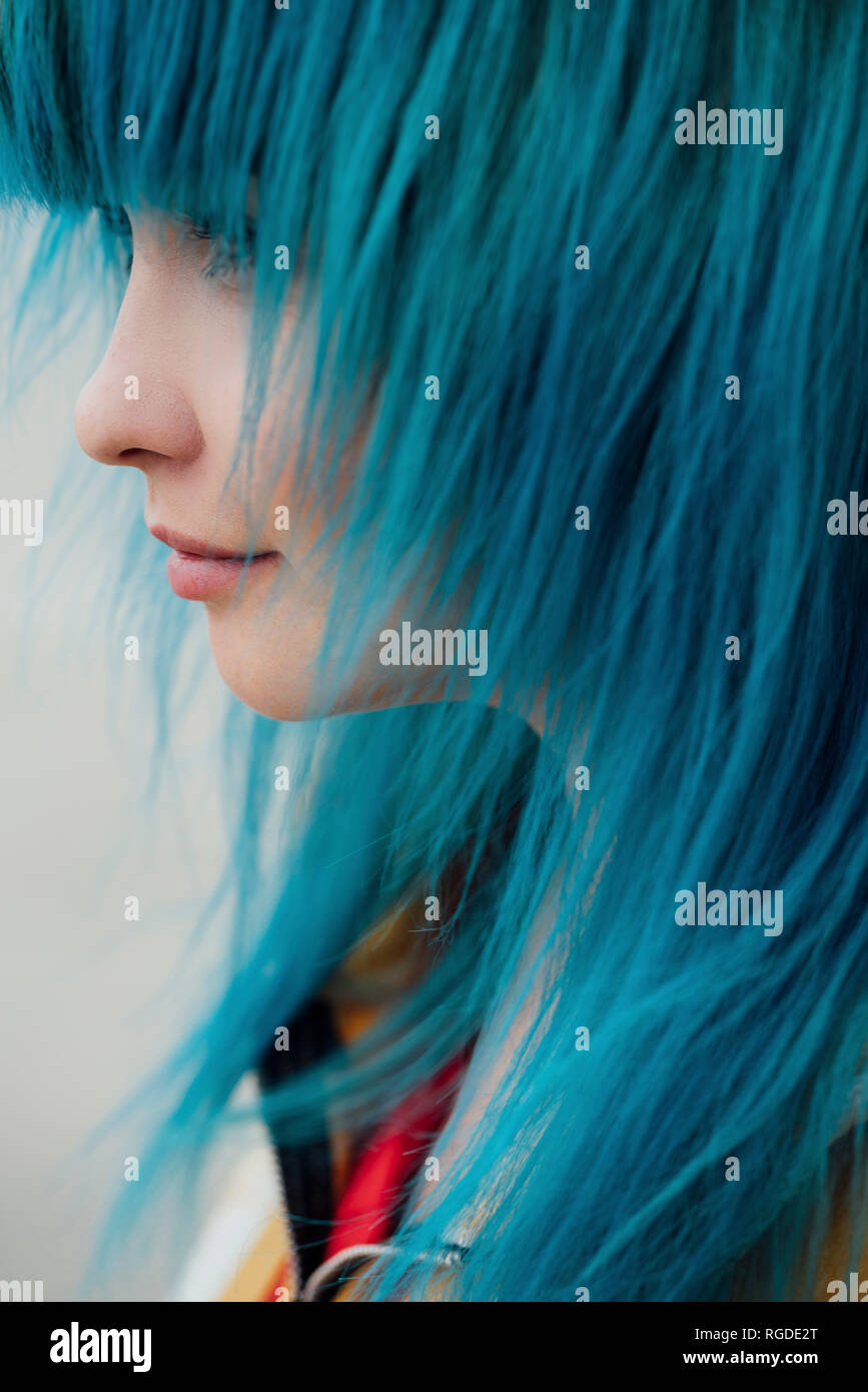 Junge Frau mit blau gefärbtem Haar, close-up Stockfoto