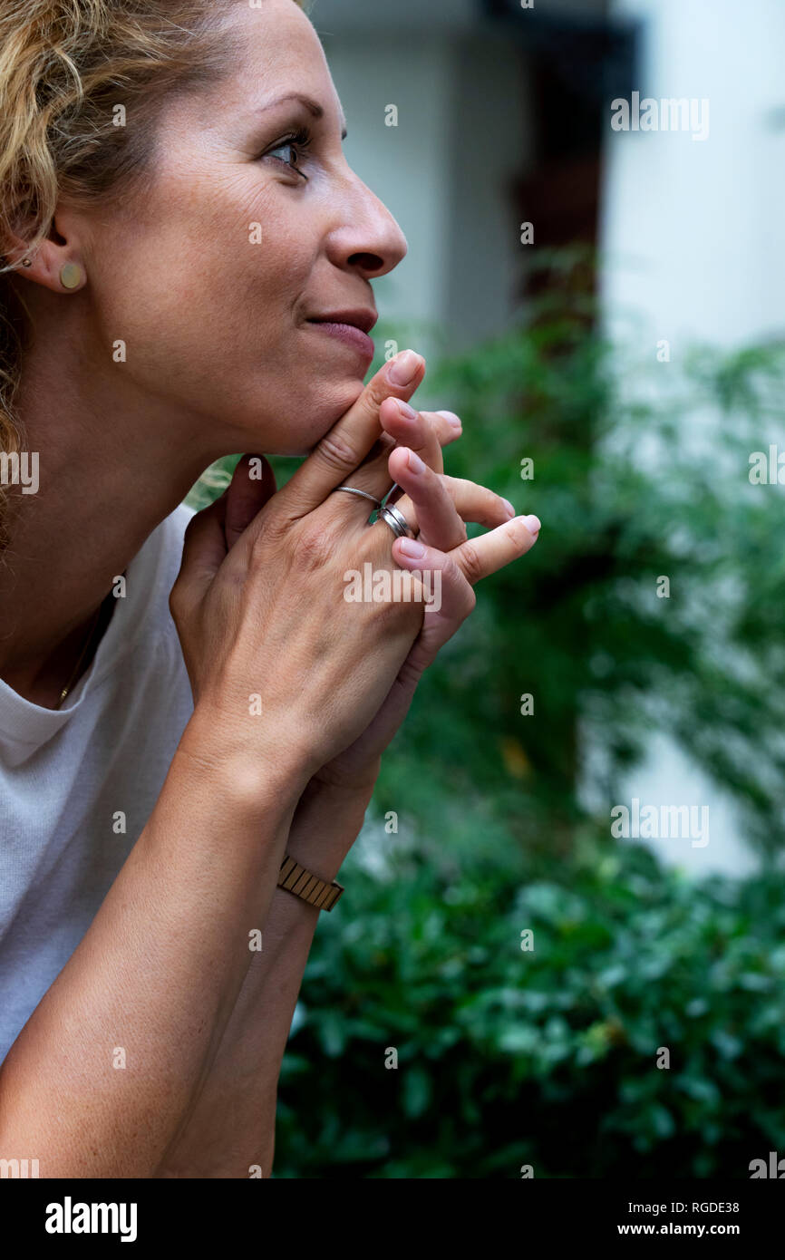 Profil von lächelnde Frau mit der Hand am Kinn Stockfoto