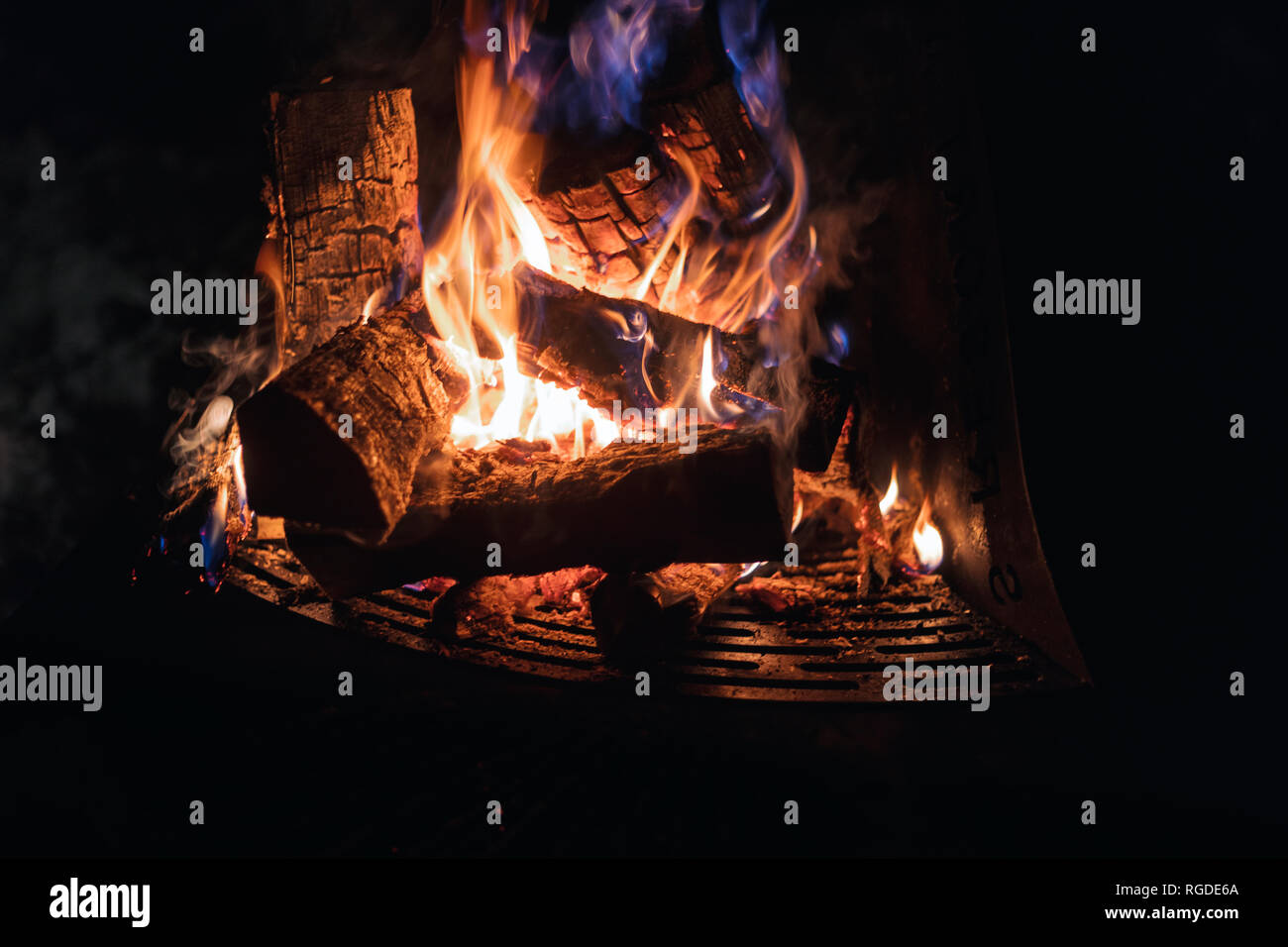 Lagerfeuer am Abend Stockfoto