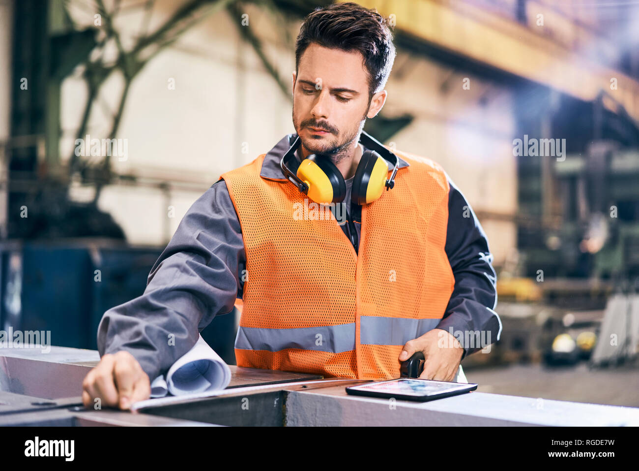 Mann tragen von Arbeitskleidung in der Fabrik arbeiten Stockfoto