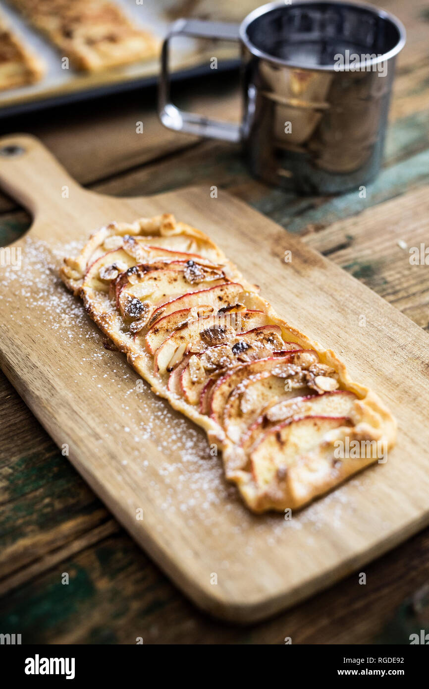 Selbstgebackenen Apfelkuchen auf Holzbrett Stockfoto