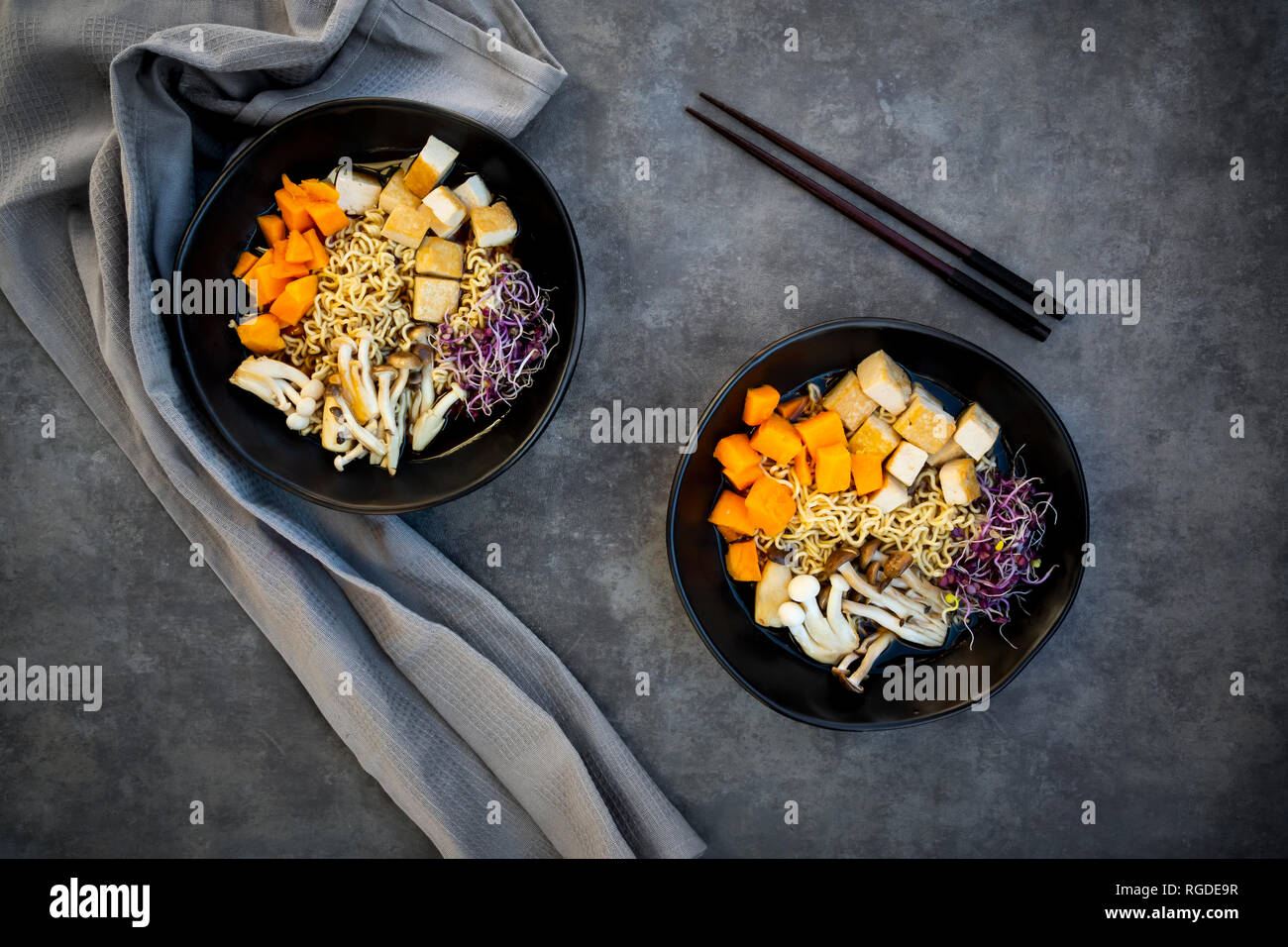 Miso Ramen Suppe mit Nudeln, hokaido Kürbis, rote Radieschen Sprossen, gebratenem Tofu, Shimeji Pilz und König Trompete Pilz Stockfoto