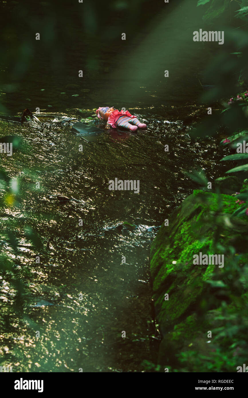 Puppe liegt in Bach Stockfoto