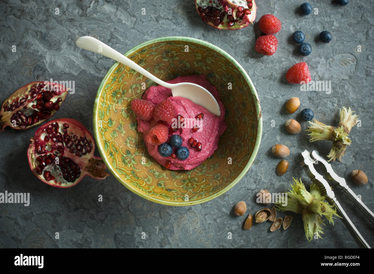 Humus Schale mit Früchten und Nüssen, von oben Stockfoto