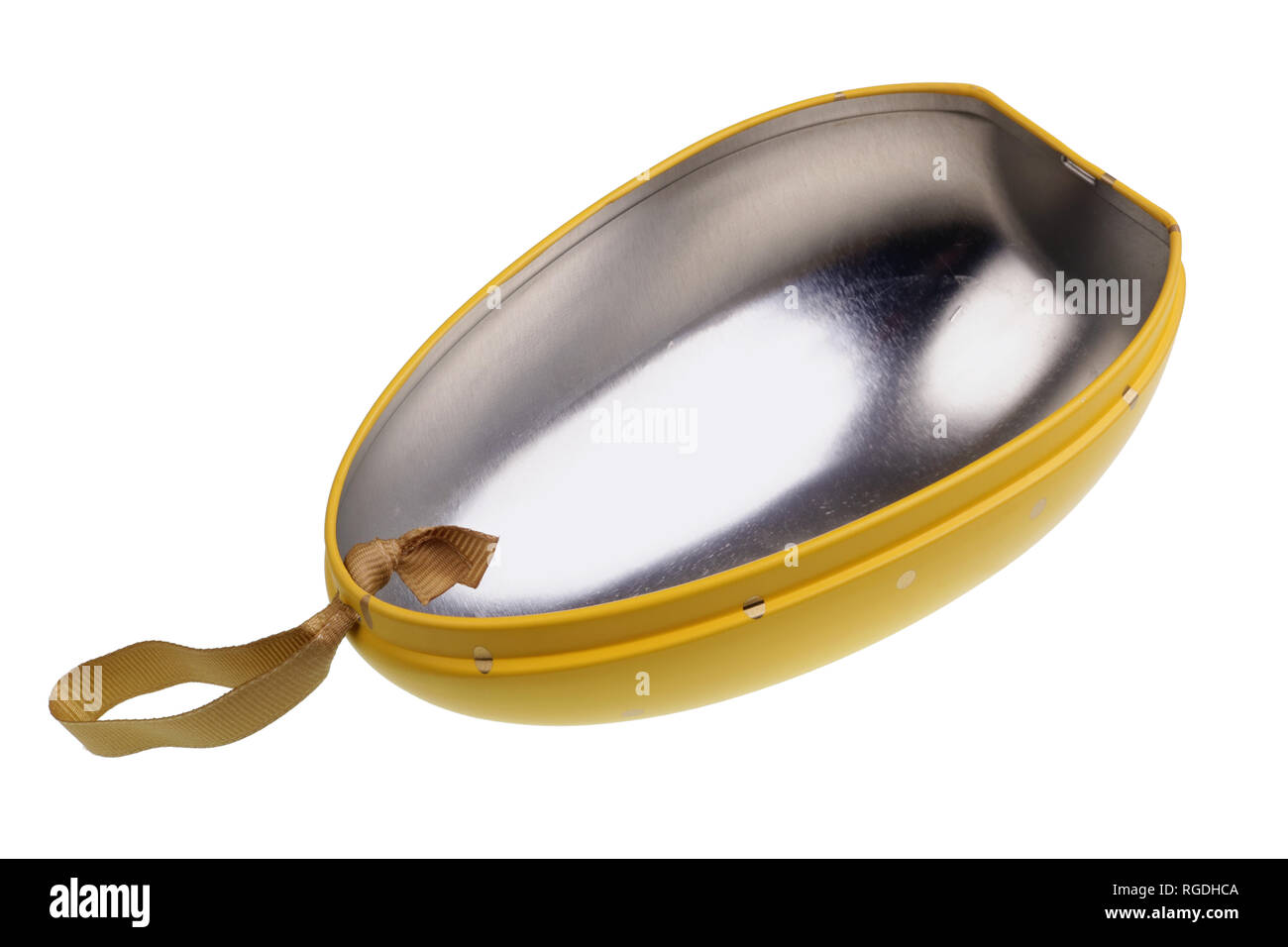 Die Hälfte der Metall Ostern Geschenk Ei mit einem Spiegel der inneren Oberfläche. Isolierte studio Makroaufnahme Stockfoto