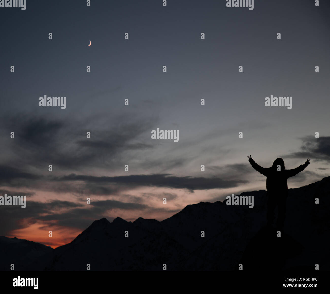 Pro Ski-fahrer schnitzen den Berg hinunter. Perfekter Stil. Es ist ein Holiday Bild Stockfoto