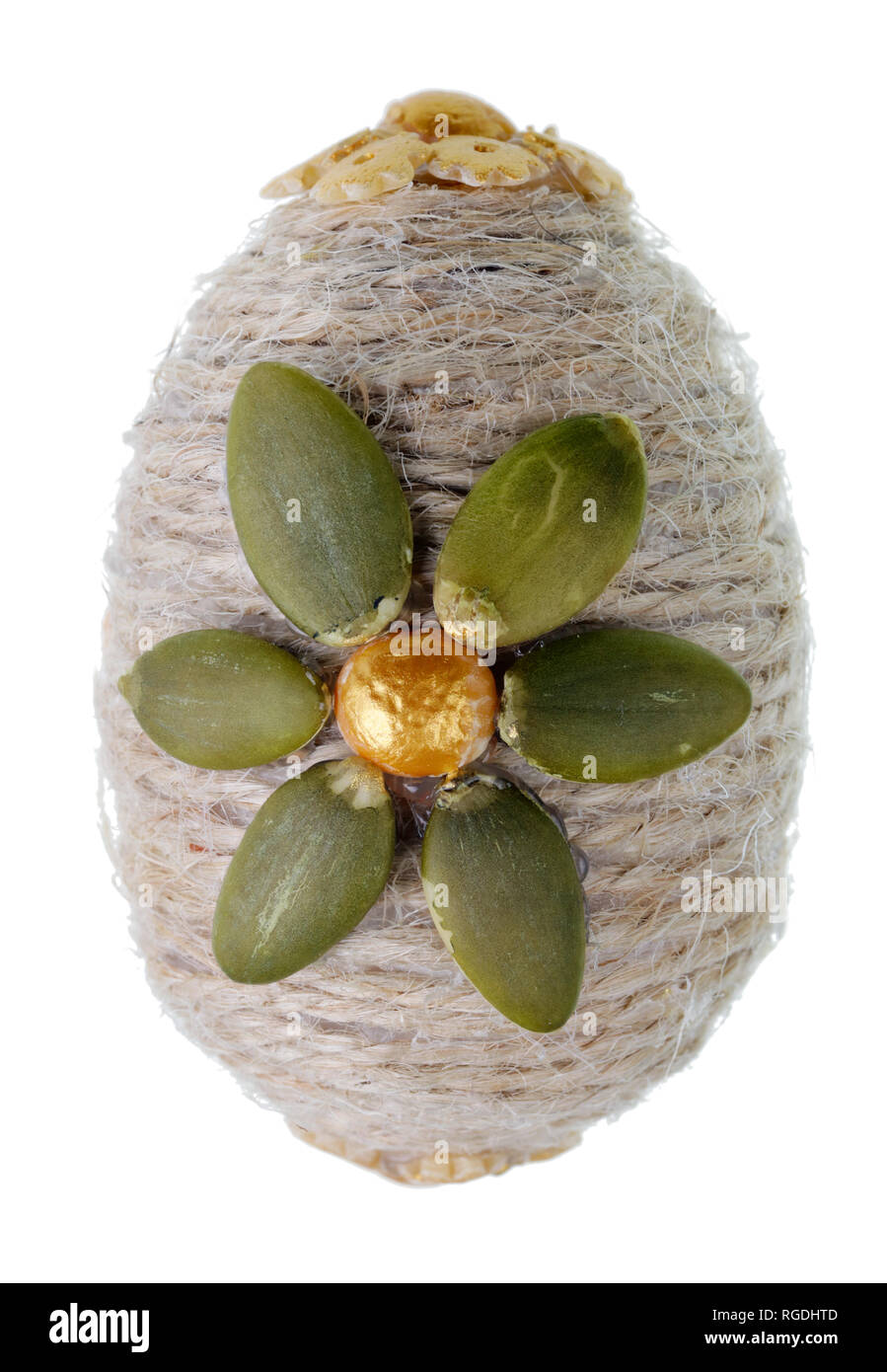 Ostern handgemachte Ei von Kürbiskernen und Seil. Auf weissem Makro isoliert Stockfoto