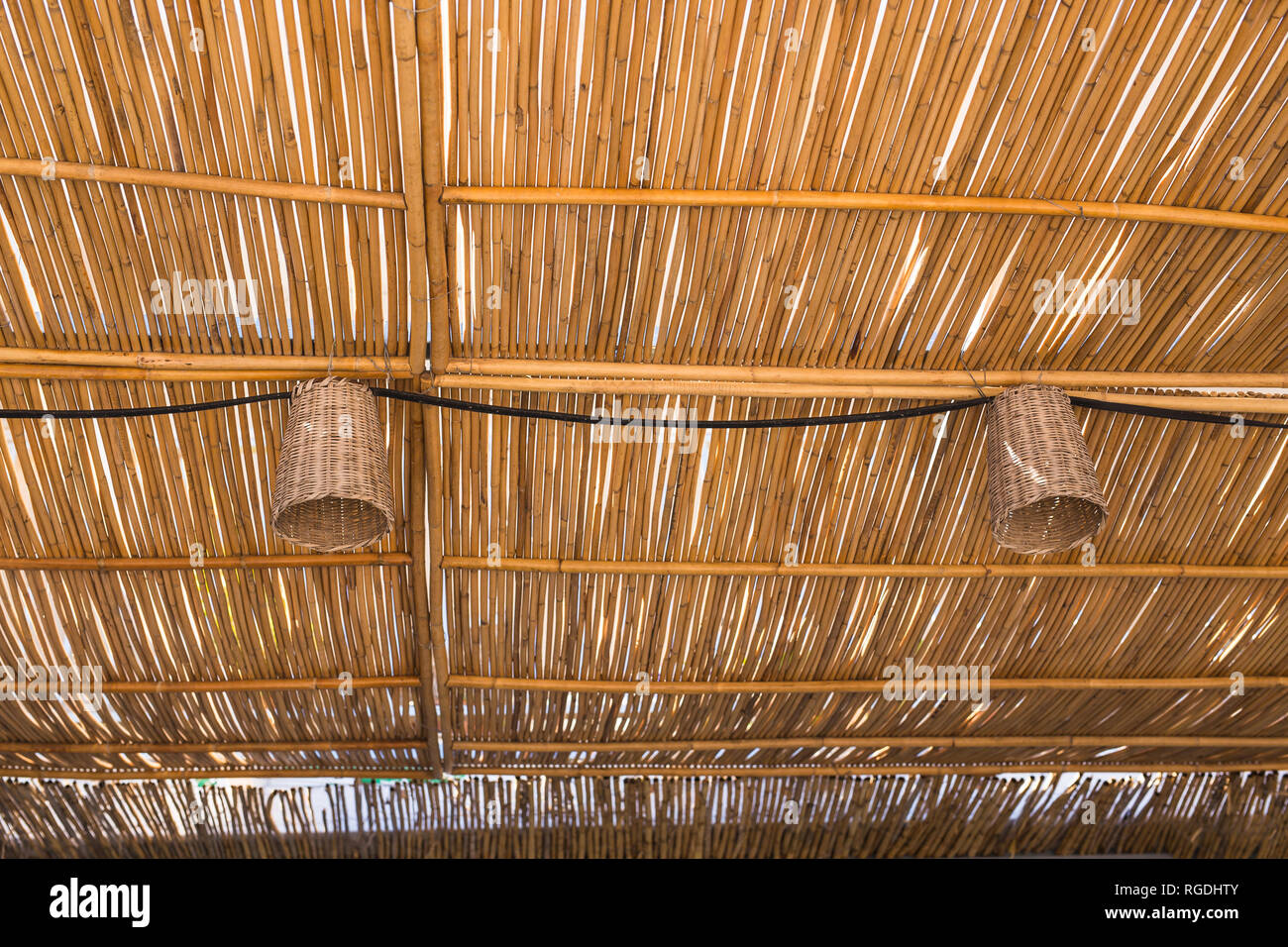 Licht und Beleuchtung - Lampen Deckenleuchten hngen aus Bambus Dach  Stockfotografie - Alamy