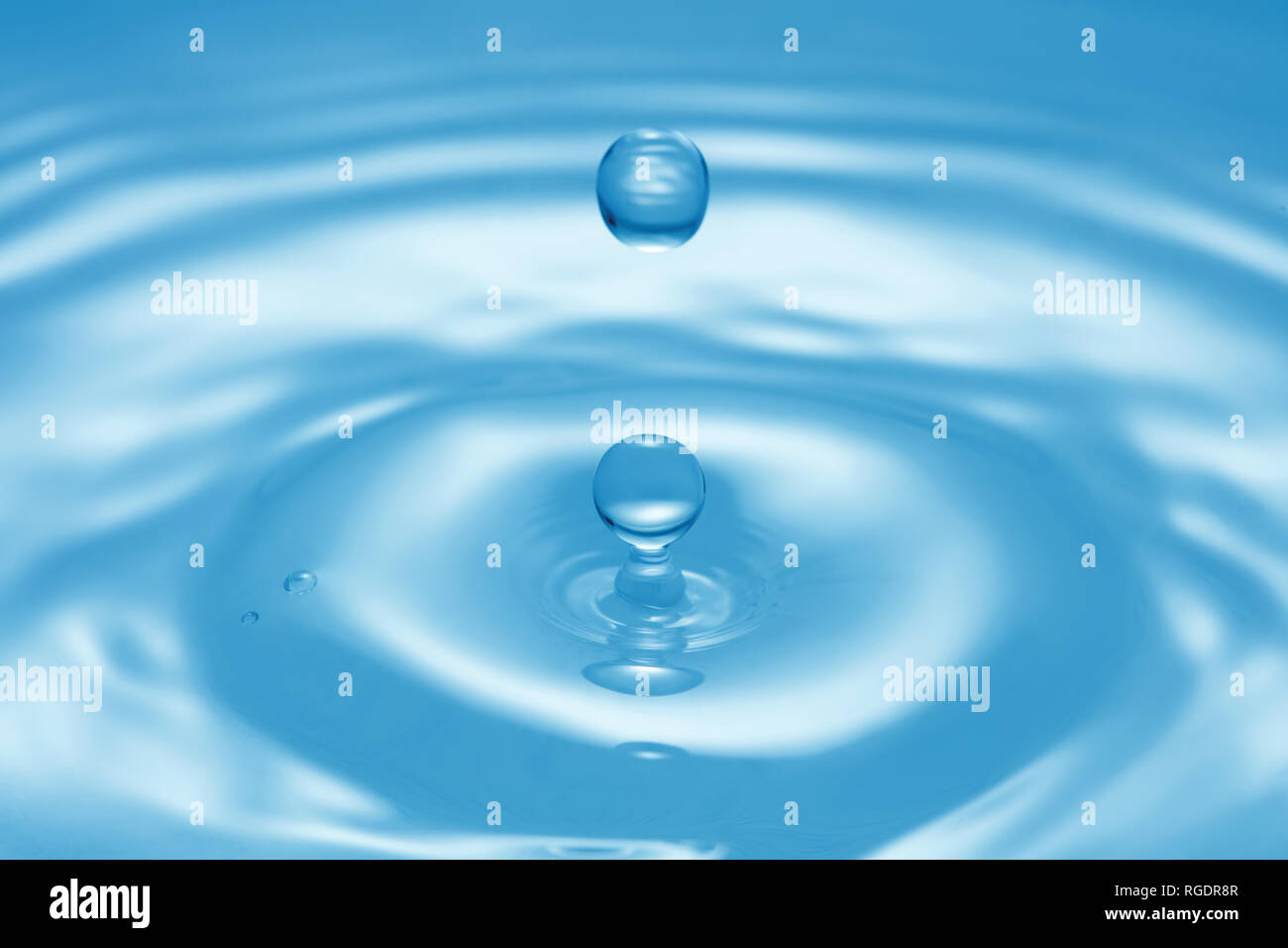 Wasser spritzen auf reinen blauen Wasser Oberfläche Stockfoto