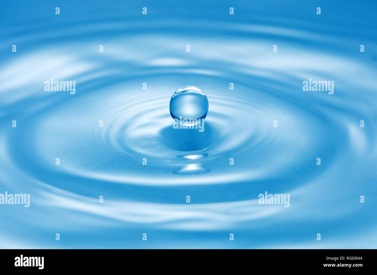 Wasser spritzen auf reinen blauen Wasser Oberfläche Stockfoto