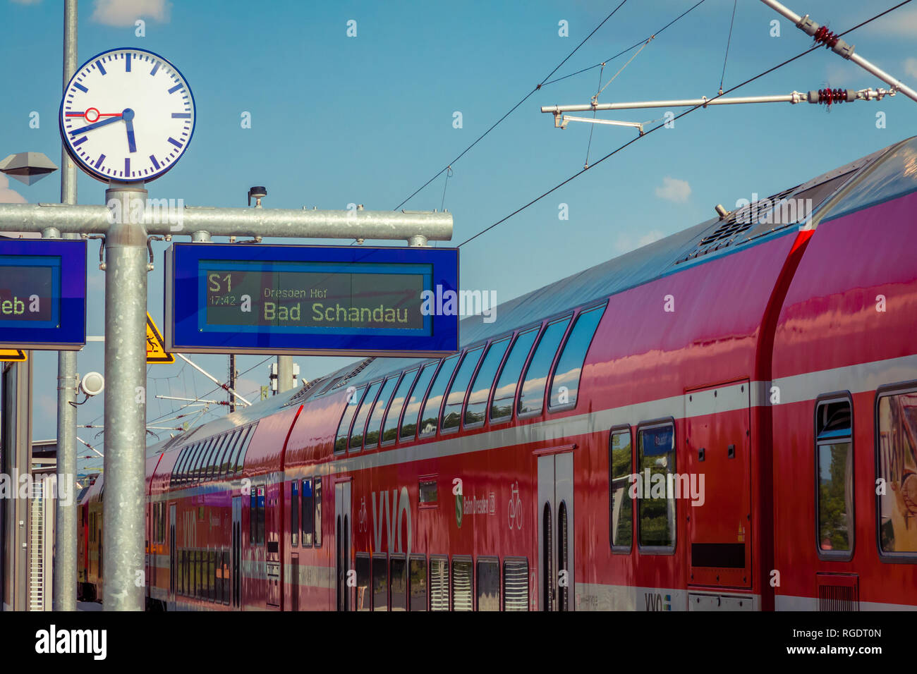 Zug am Bahnhof Stockfoto