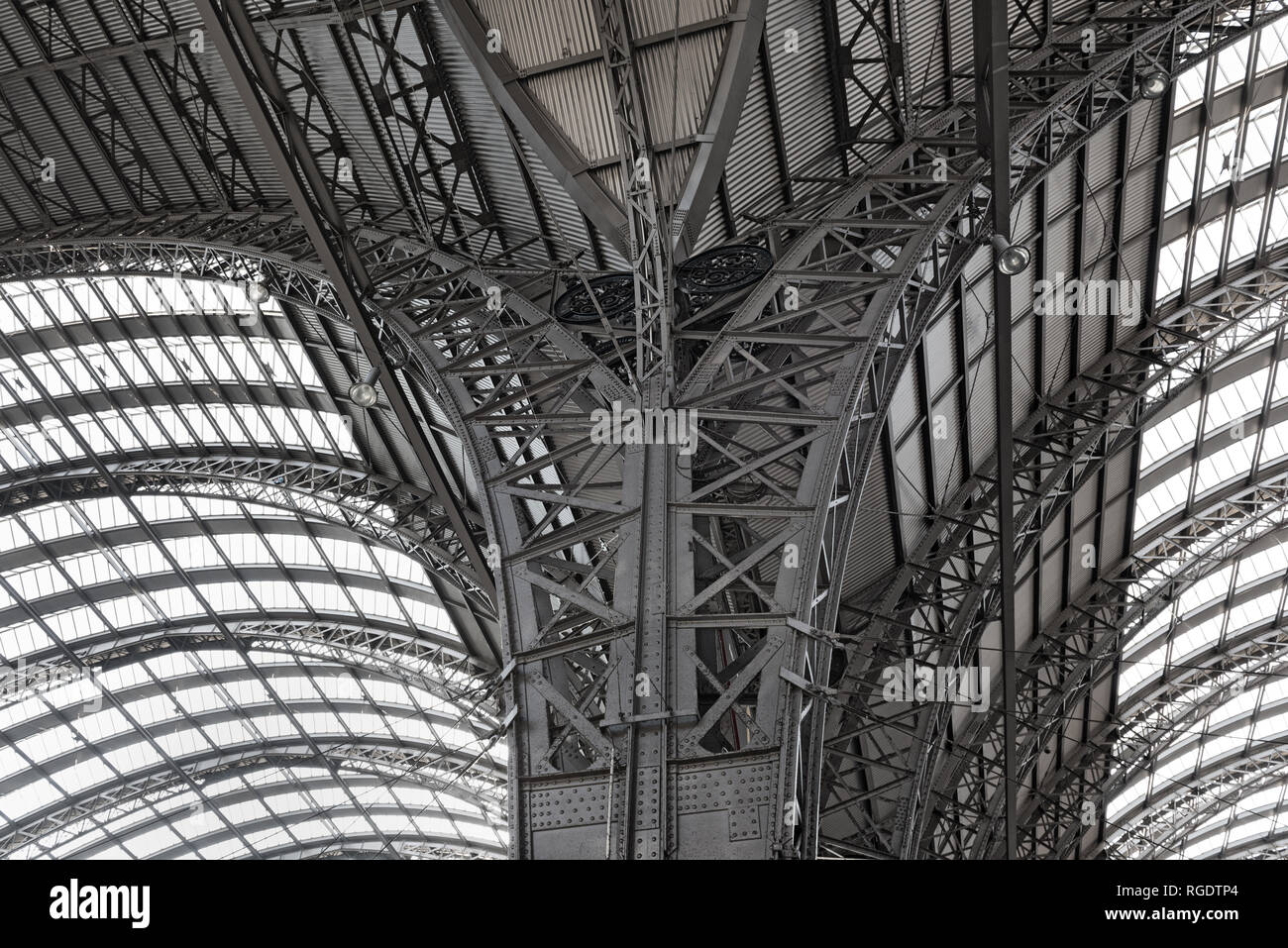 Bügeleisen Dachkonstruktion von Hauptbahnhof, Frankfurt am Main, Deutschland Stockfoto