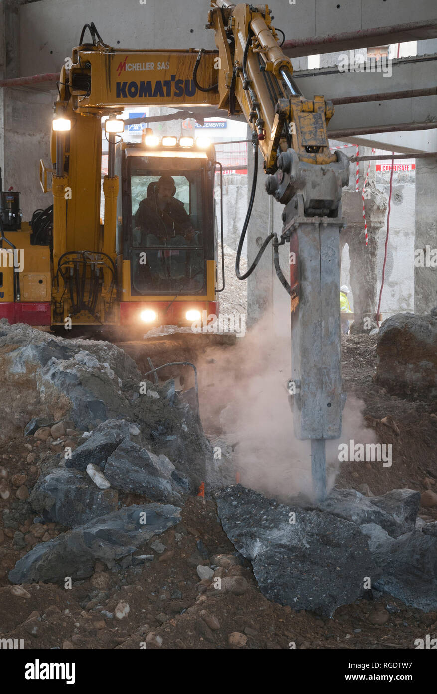 Bagger mit einem Hydraulikhammer zerstören ein Betonklotz ausgestattet. Stockfoto