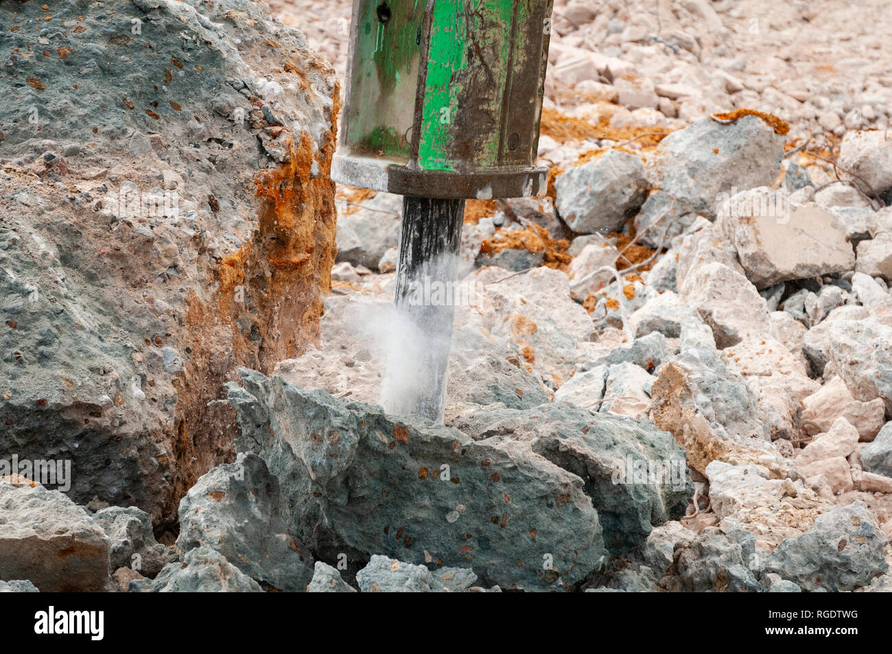 Dekonstruktion. Hydrolic Hydraulikhammer zerstören Betonfundamente am Ende der Dekonstruktion eines Gebäudes. Stockfoto