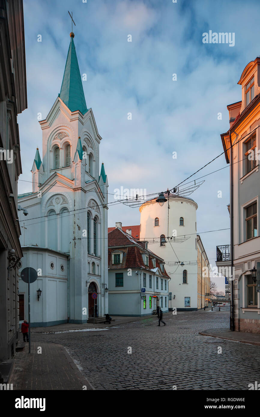 Sonnenuntergang an der Schmerzhaften Muttergottes an der katholischen Kirche in Riga, Lettland. Stockfoto