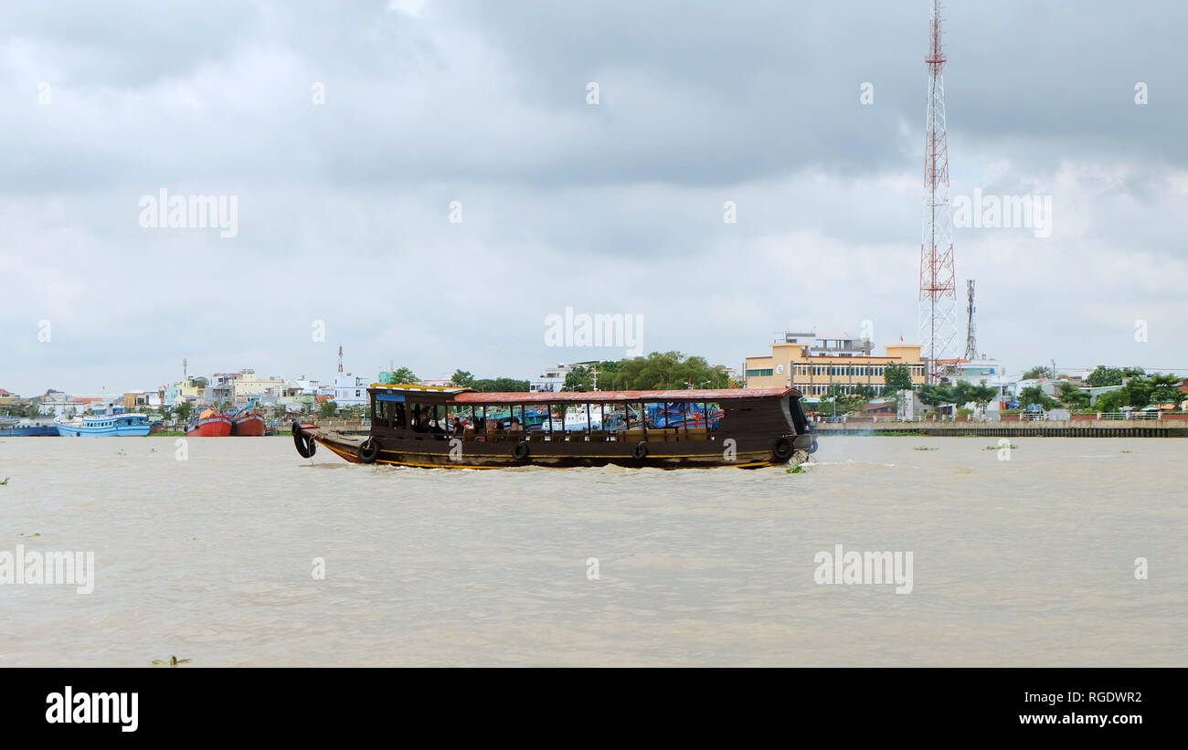 Fahrgastschiff über den schlammigen Fluss Mekong, Vietnam. Stockfoto